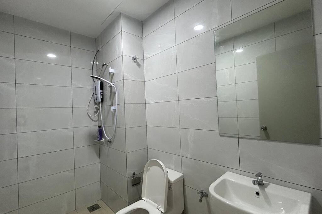 New! Amber Cove - 2 Bedrooms 2 Bathrooms L 4-7 Pax L Wifi L Near Jonker Apartemen Tranquerah
