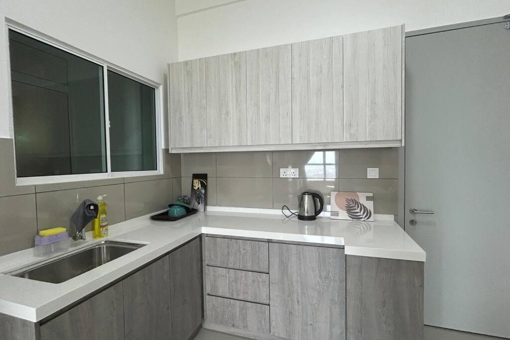 Apartment New! Amber Cove - 2 Bedrooms 2 Bathrooms L 4-7 Pax L Wifi L Near Jonker Tranquerah