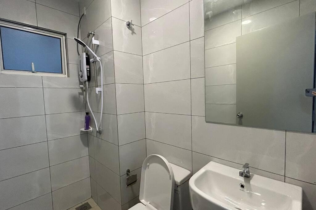 New! Amber Cove - 2 Bedrooms 2 Bathrooms L 4-7 Pax L Wifi L Near Jonker * Tranquerah